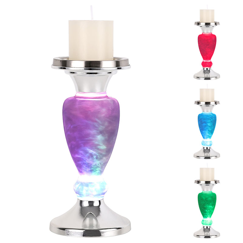 Bewölktes Nachtlicht mit Kerze